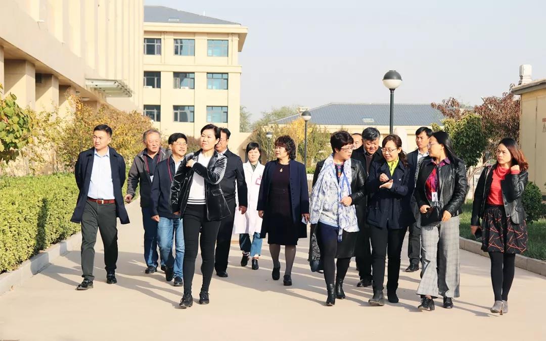 天津市靜海區(qū)人民政府副區(qū)長張金麗攜天津市委黨校干部一行蒞臨靜海海福祥養(yǎng)老護(hù)理院參觀考察