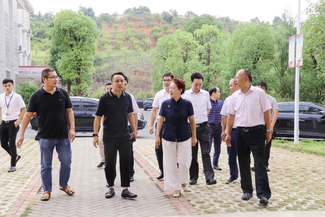 省民政廳黨組書記、廳長唐白玉蒞臨株洲縣海福祥養(yǎng)老護理院考察工作