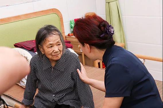 省民政廳黨組書記、廳長唐白玉蒞臨株洲縣海福祥養(yǎng)老護理院考察工作
