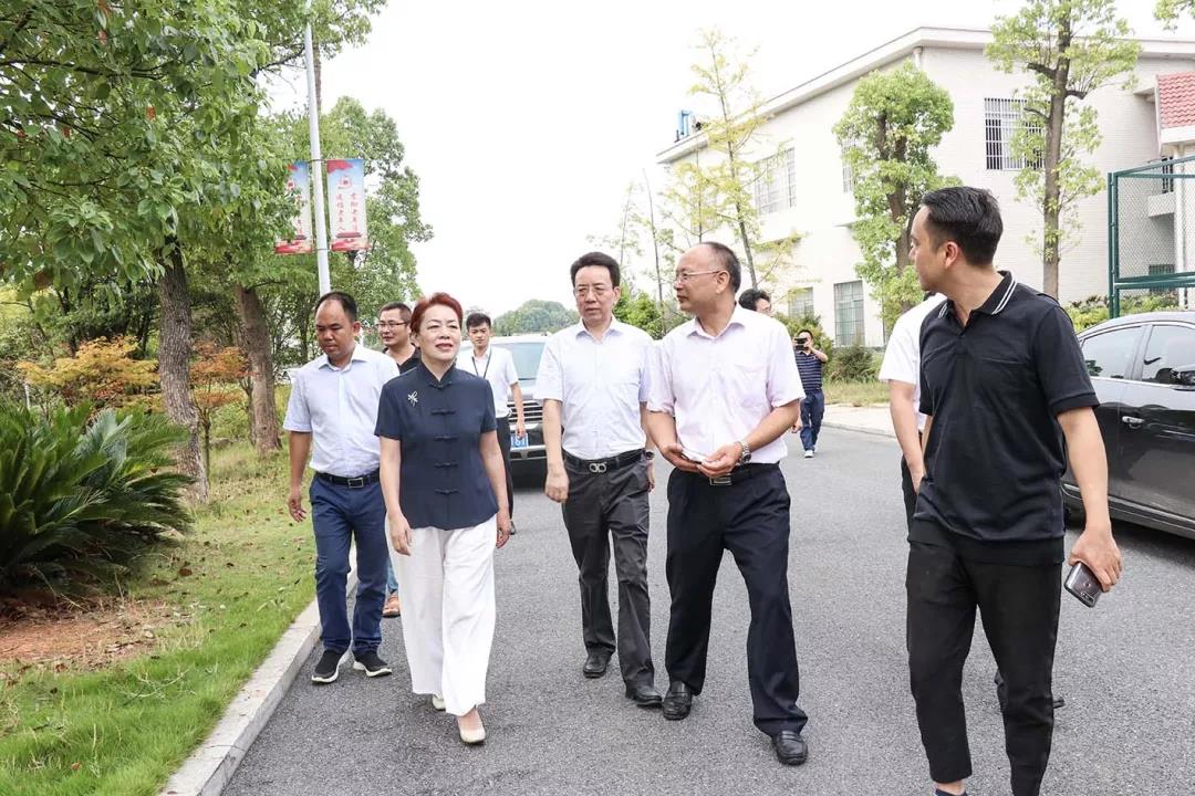 省民政廳黨組書記、廳長唐白玉蒞臨株洲縣海福祥養(yǎng)老護理院考察工作
