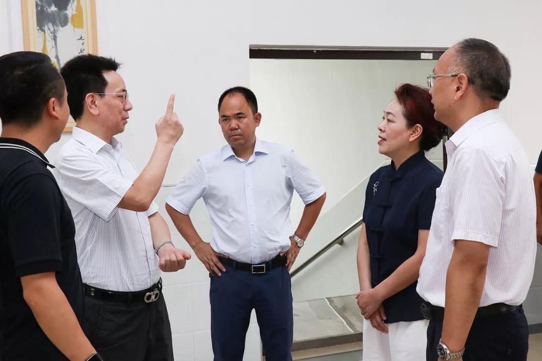 省民政廳黨組書記、廳長唐白玉蒞臨株洲縣海福祥養(yǎng)老護理院考察工作