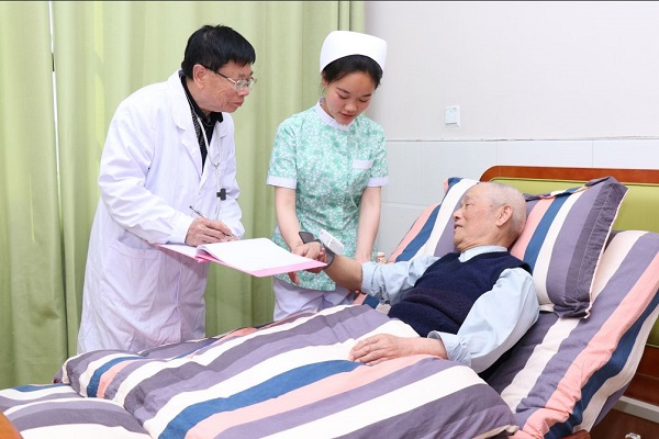  獨(dú)居老人摔倒陽臺(tái)敲盆呼救4晝夜，背后真相引人深思