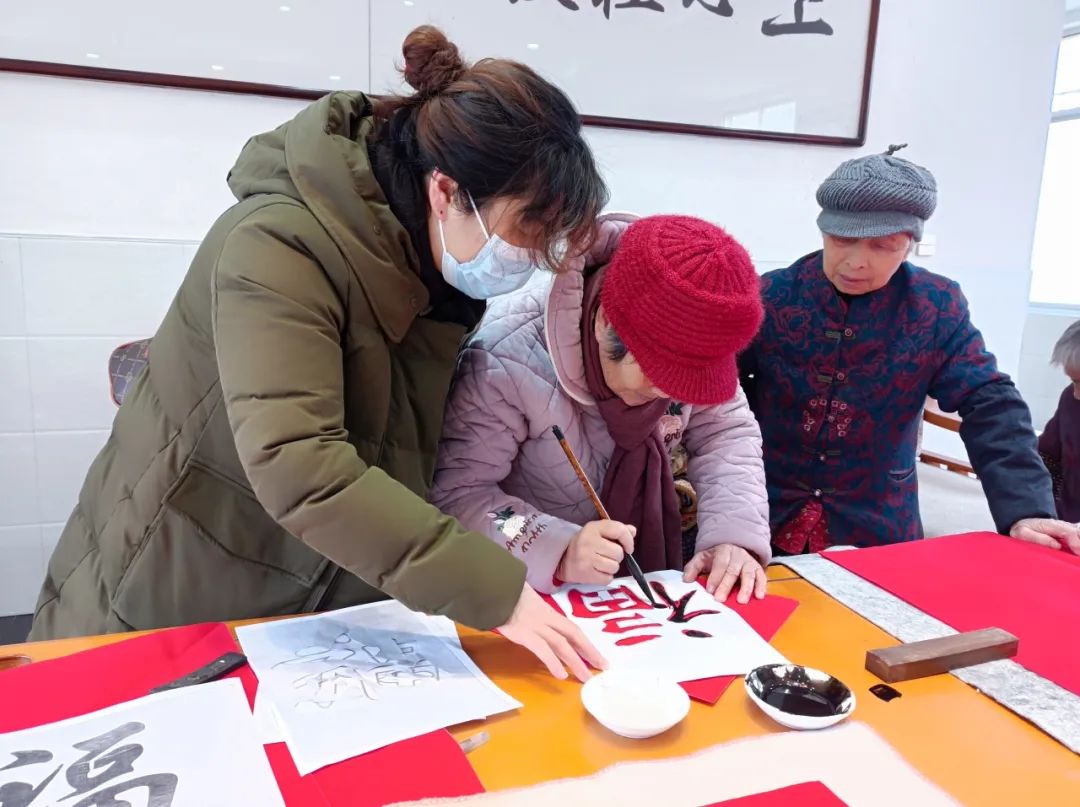 筆墨迎新春，送福到萬家 |株洲晚報志愿者愛心藝術團與知名書法家言文杰老師一行走進株洲淥口區(qū)海福祥養(yǎng)老院寫春聯(lián)送祝福