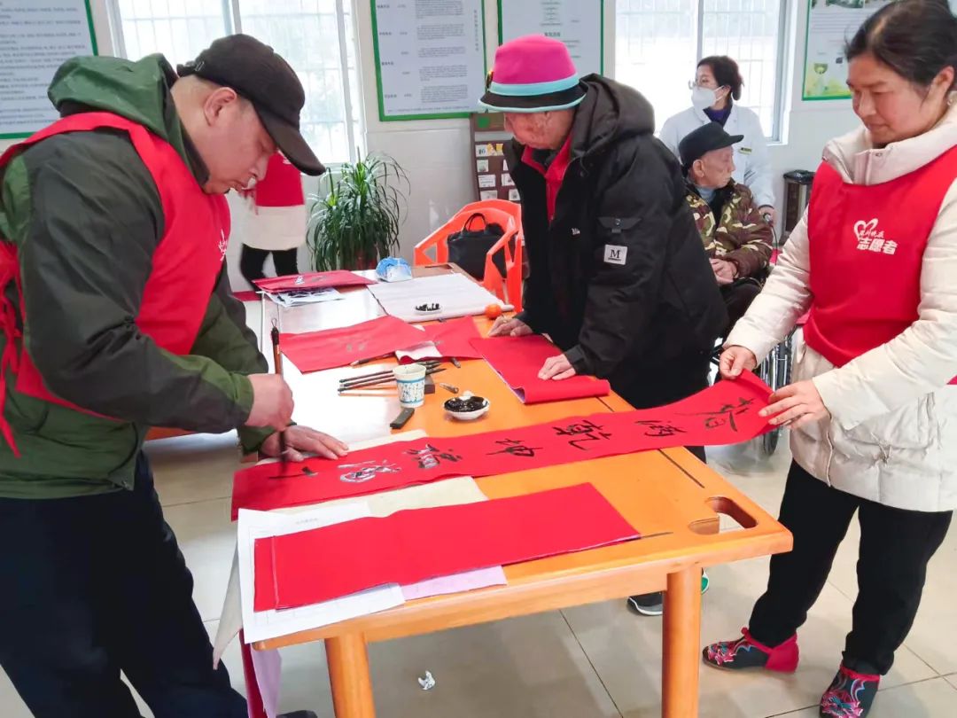 筆墨迎新春，送福到萬家 |株洲晚報志愿者愛心藝術團與知名書法家言文杰老師一行走進株洲淥口區(qū)海福祥養(yǎng)老院寫春聯(lián)送祝福